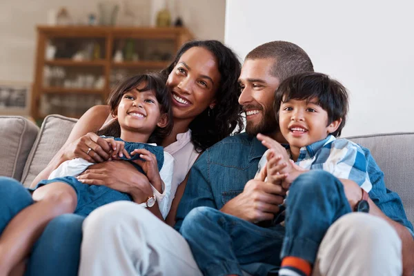 Estar Juntos Nosso Lugar Feliz Uma Família Quatro Pessoas Sentadas — Fotografia de Stock