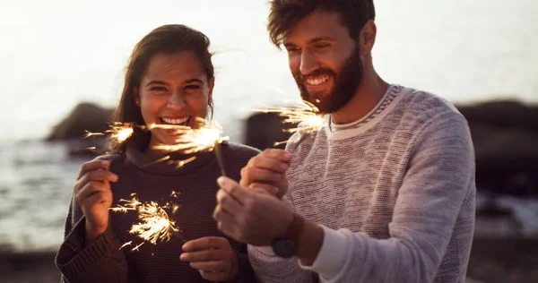 Așa Sărbătorim Zilele Speciale Cuplu Tânăr Care Deține Scântei Plajă — Fotografie, imagine de stoc