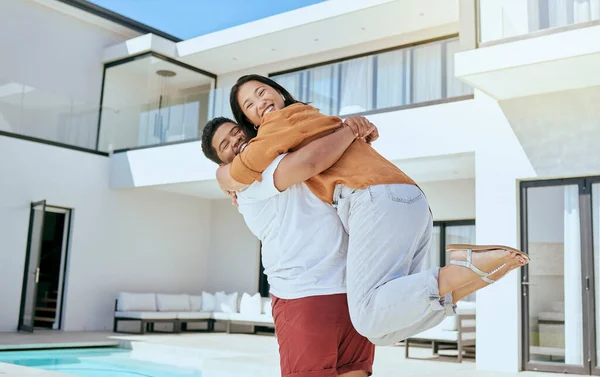 Umarmung Immobilien Und Paar Ziehen Aufgeregt Glücklich Und Mit Einem — Stockfoto
