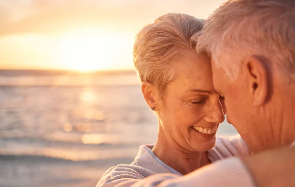 退休夫妇 日落和海滩 拥抱和爱在暑假 海洋假日和自然的模仿 女人或面对大海 自由和户外的澳大利亚 — 图库照片