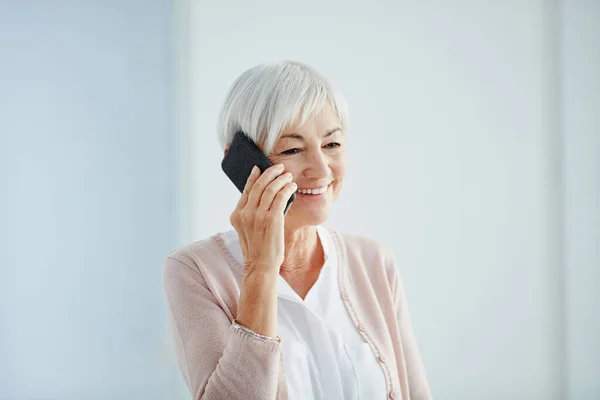 Рада Тебя Слышать Счастливая Пожилая Женщина Принимающая Телефонный Звонок Стоя — стоковое фото