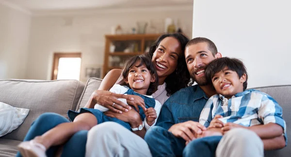 Uszczęśliwianie Rodziny Jest Najważniejsze Czteroosobowa Rodzina Siedząca Razem Kanapie Domu — Zdjęcie stockowe