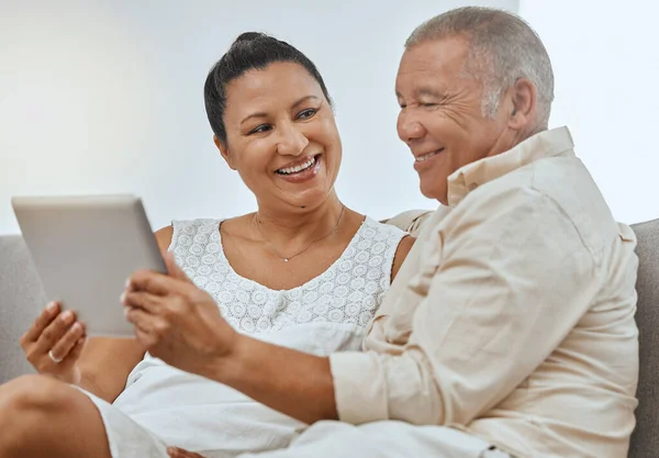 Amor Pareja Ancianos Tableta Ser Feliz Sonreír Relajarse Juntos Sofá —  Fotos de Stock