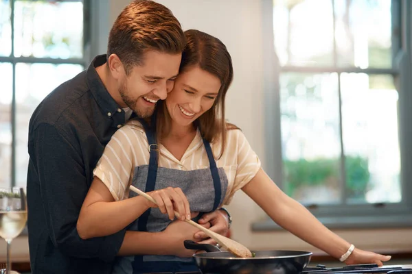 Nossa Relação Funciona Para Nós Casal Afetuoso Juntos Cozinha Casa — Fotografia de Stock