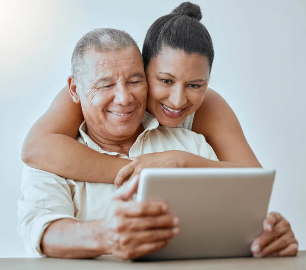 Tableta Internet Amor Con Una Pareja Personas Mayores Navegando Línea —  Fotos de Stock