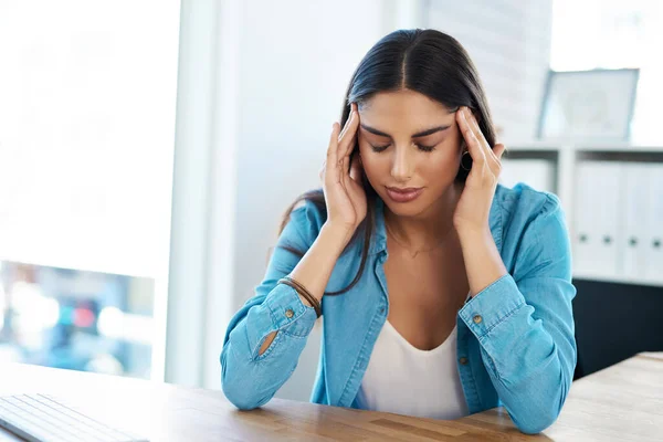 Spänningshuvudvärk Kan Verkligen Dämpa Din Dag Ung Affärskvinna Som Ser — Stockfoto