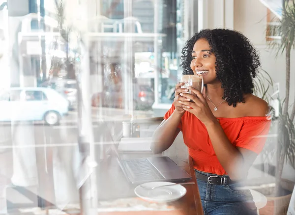 Kávézó Gondolkodó Boldog Fekete Kávézóban Eszpresszót Vagy Cappuccinót Iszik Miközben — Stock Fotó