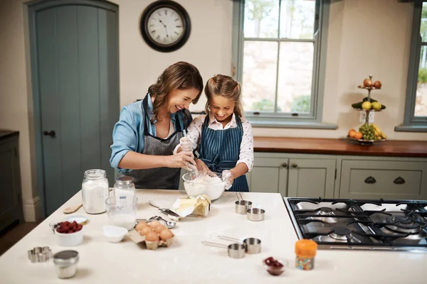Baking Love Made Visible Woman Her Daughter Baking Together Kitchen — Stock Photo, Image