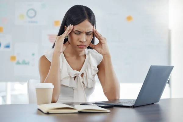 Dor Cabeça Estresse Esgotamento Com Uma Mulher Negócios Trabalho Laptop — Fotografia de Stock