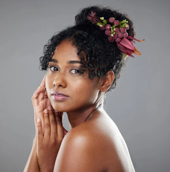 Mulher Negra Beleza Cabelo Arte Cuidados Com Pele Para Maquiagem — Fotografia de Stock