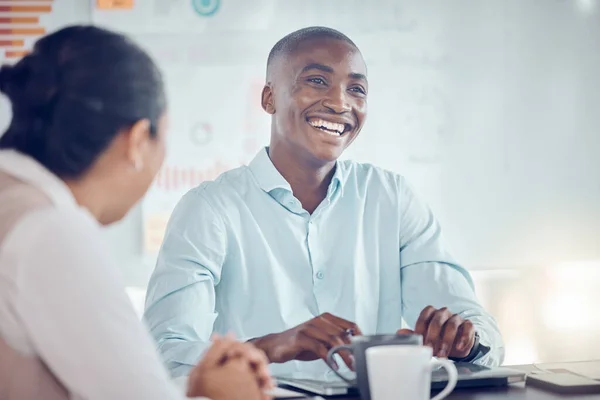 Zwarte Zakenman Glimlach Blij Office Meeting Voor Digitale Marketing Strategie — Stockfoto