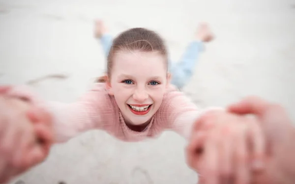 Niño Balanceándose Las Manos Playa Pov Feliz Sonrisa Risa Tiempo —  Fotos de Stock