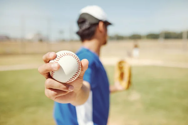 Baseball Gracz Piłka Człowiek Ręce Grze Fitness Mecz Treningu Lub — Zdjęcie stockowe