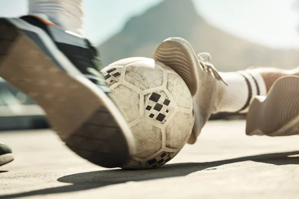 在葡萄牙城市的屋顶上 在健身比赛 健身比赛或运动比赛中 脚或处理动作 女足和女足都在为进球而奋斗 — 图库照片