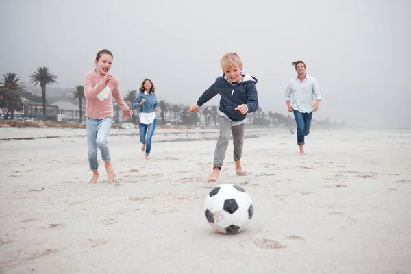 サッカー 夏のビーチ活動や家族経営のエネルギーと幸福と遊ぶ 子供たちと休暇に笑顔で砂の上にお母さん お父さんと子供たちと幸せな海のスポーツやサッカーゲーム — ストック写真