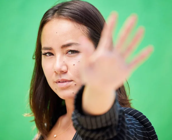 Χέρι Της Γυναίκας Θαμπάδα Πορτρέτο Του Στοπ Σημάδι Χειρονομία Νεαρή — Φωτογραφία Αρχείου
