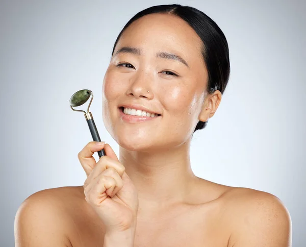 Vrouw Schoonheid Make Roller Voor Cosmetische Luxe Gezicht Huidverzorging Gezondheid — Stockfoto