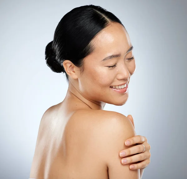 在工作室里与一位模特亚洲女人一起 在灰色背景下进行瘦身 美容和身体护理 以获得自然的健康 治疗和护肤 由一个迷人的女人假扮成产品促销 — 图库照片