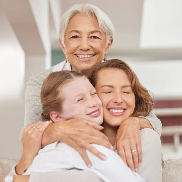 Avó Mãe Menina Com Abraço Vínculo Abraço Sendo Amoroso Sorriso — Fotografia de Stock