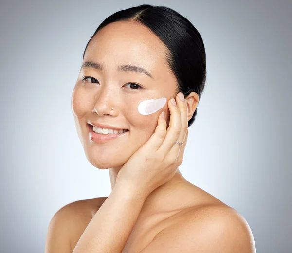 为日本人提供面部护理 健康护理或豪华护理的工作室背景下的女性 面霜或美容护肤常规 微笑或快乐的美容模型与防晒霜产品防晒 — 图库照片