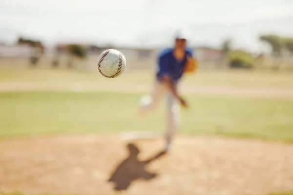 スポーツ ピッチ 野球の空気中で ピッチャーの試合 ゲームや屋外フィールドでの練習でそれを投げる フィットネス 運動選手と野球場でのトレーニング — ストック写真
