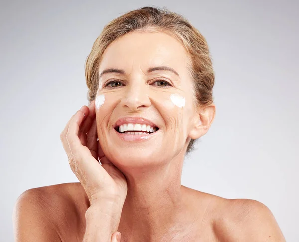 Skincare Cream Senior Woman Beauty Portrait Product Facial Healthy Skin — Stock Photo, Image