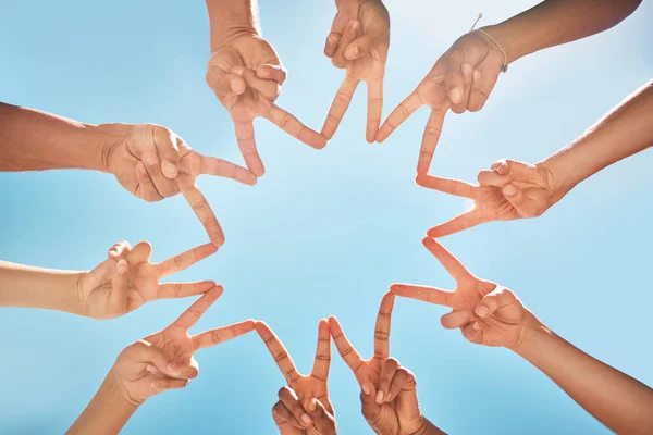 团队精神 手指手画脚地与明星为和平 团结和蓝天在阳光下度假 家庭和社区的乐趣 支持和夏天与签署 连接和在一起 — 图库照片