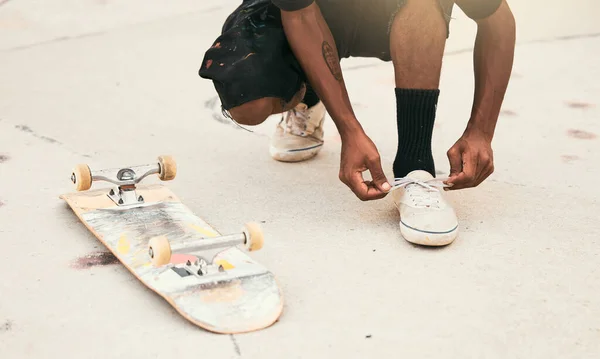Skater Schoenen Stropdas Veters Met Skateboard Het Park Voor Veiligheid — Stockfoto
