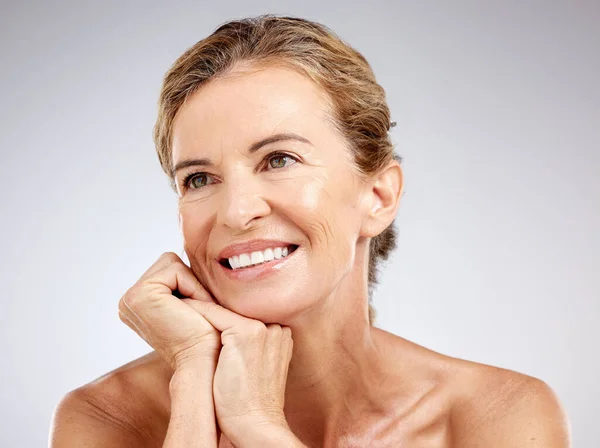 Anziani Donne Skincare Con Sorriso Visione Bellezza Mentre Posano Pensano — Foto Stock