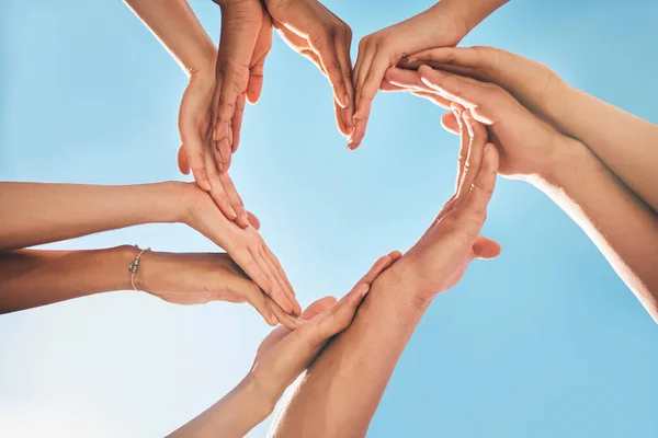 Hart Liefde Groepshanden Voor Ondersteuning Verzorging Gemeenschap Met Buitenzonneschijn Blauwe — Stockfoto
