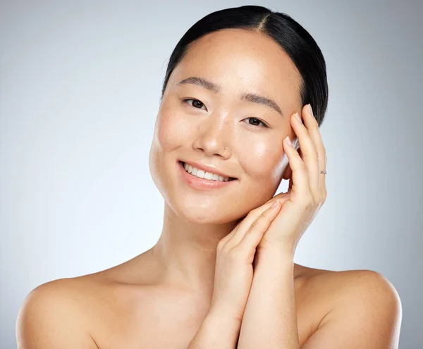 美眉和亚洲女人 化妆品 皮肤健康或健康 相较于灰色的背景和柔软 光滑或发亮的肌肤 画室里的女性形象健康的微笑 — 图库照片