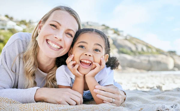 Máma Pláž Dívka Ležící Portrét Láskou Úsměv Nebo Šťastný Adopci — Stock fotografie