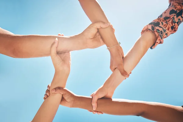 Team Von Menschen Unterstützen Hände Verbinden Oder Verknüpfen Globale Gemeinschaft — Stockfoto
