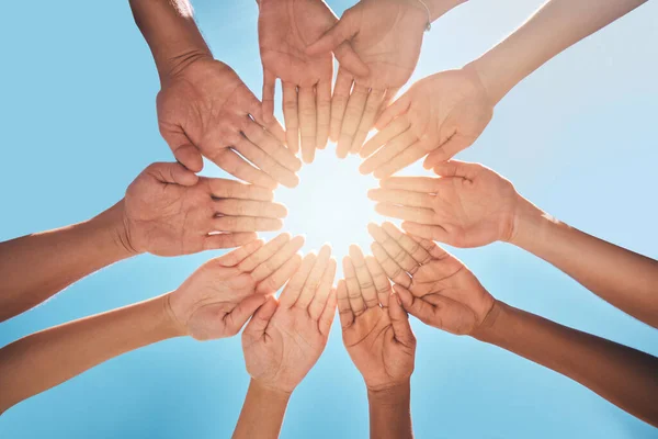 Ruce Kruhu Dohromady Modré Nebe Slunce Rozmanitost Společenství Spolupráci Pro — Stock fotografie