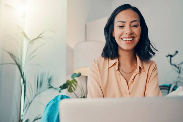 Bizneswoman Zdalna Praca Domu Uśmiech Szczęśliwy Laptopem Planowaniem Firmy Startującej — Zdjęcie stockowe