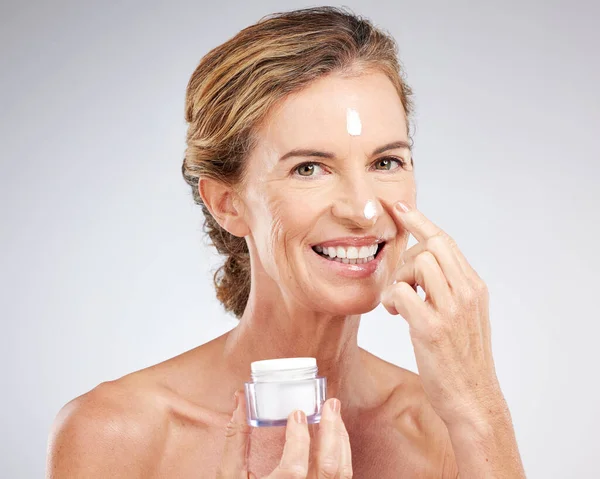 Skincare Orang Tua Dan Wanita Dengan Krim Wajah Atau Produk — Stok Foto