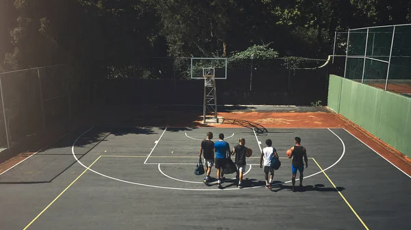 Ομάδα Άσκηση Και Μπάσκετ Για Προπόνηση Στο Γήπεδο Και Προπόνηση — Φωτογραφία Αρχείου