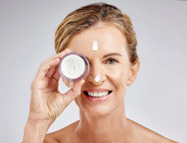 Skincare Beauty Cream Face Mature Woman Smile Luxury Spa Self — Stock Photo, Image