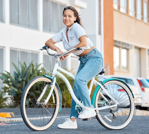 自行车 年轻女子和城市的学生肖像 女孩和影响者骑自行车在夏天的街道上生态友好的碳足迹 快乐的亚洲女人骑着老式复古自行车参加都市探险 — 图库照片