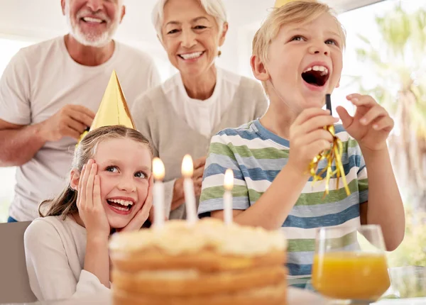 합니다 그리고 조부모와 파티에서 케이크를 형제나 오빠와 행복하고 아이가 축하하고 — 스톡 사진