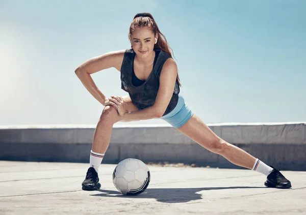 Kvinna Fotboll Och Fitness Stretching Träning Staden För Fotbollsträning Eller — Stockfoto