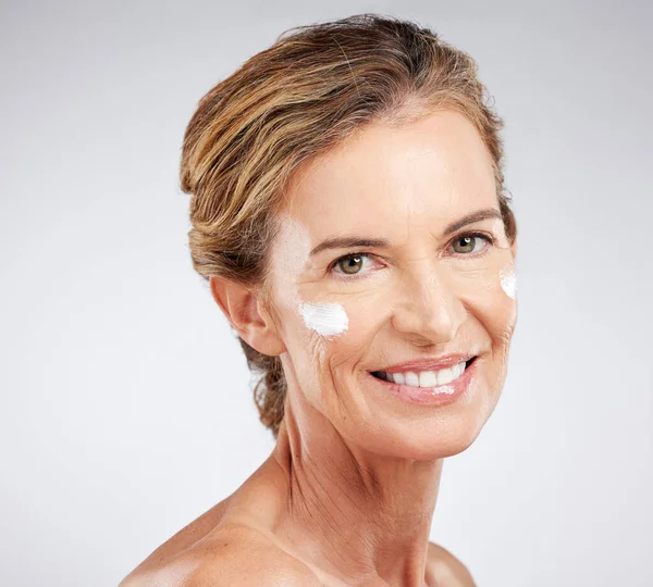 Senior Woman Beauty Moisturizer Skincare Smile Facial Cream Cosmetic Treatment — Stock Photo, Image