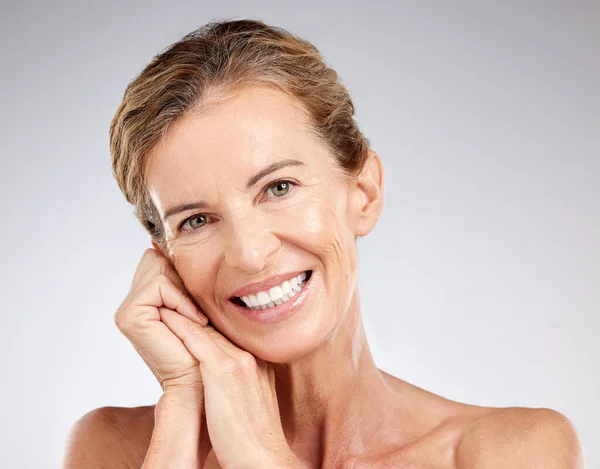 拥有自然护肤 工作室背景微笑的老年女性和温泉治疗广告 老年妇女的牙科保健 幸福的脸蛋 洁白的牙齿 健康的身体和奢华的美感 — 图库照片