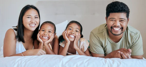 Ευτυχισμένος Χαλαρώστε Και Την Οικογένειά Σας Ένα Κρεβάτι Για Την — Φωτογραφία Αρχείου