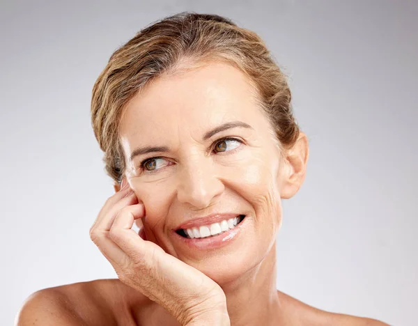 Skincare Wanita Senior Dan Dengan Senyum Yang Percaya Diri Keindahan — Stok Foto