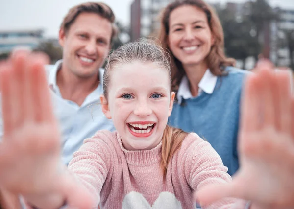 Κορίτσι Πλαίσιο Χέρι Και Την Οικογένεια Για Selfie Χαμόγελο Πορτρέτο — Φωτογραφία Αρχείου