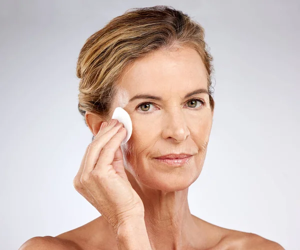 Elderly Skincare Beauty Facial Product Cleaning Cotton Pad Studio Wellness — Stock Photo, Image