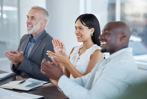 Reunión Negocios Aplausos Éxito Celebración Una Presentación Diversidad Corporativa Equipo — Foto de Stock