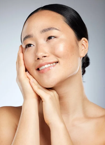 美容美发 化妆品美容美发 思考问题的亚洲女性自然护肤光彩夺目或日常的面部健康护理 年轻的皮肤奢侈品模型 微笑和快乐的皮肤疗法结果 — 图库照片