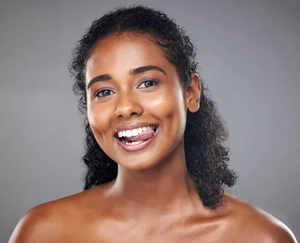 Mujer Negra Feliz Retrato Cara Lengua Hacia Fuera Para Rutina — Foto de Stock